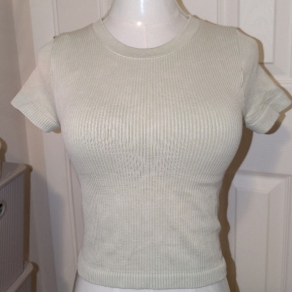 🩷👕💚 4 Fitted Short Sleeve Ribbed Crop Tops (EUC barely worn!) - Picture 6 of 16